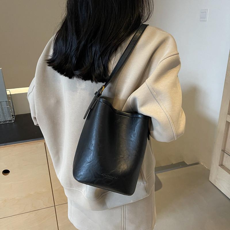 Ielgy Ladies High-End Textured Messenger Bag All-Match One-Shoulder Underar