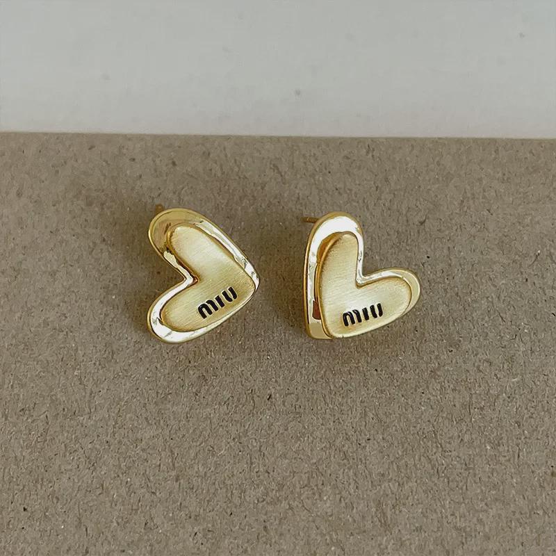 Elegantes Pendientes de Metal de Corazón de Doble Capa para Mujer - Elegantes, Modernos y Versátiles