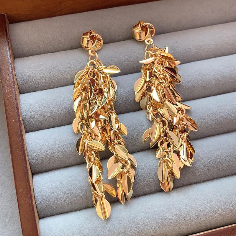 

Трендовые серьги-кисточки с бабочками и жемчугом на весну 2025 для женщин