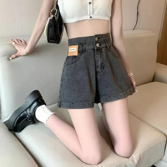 

Джинсовые шорты с высокой посадкой на двойной пуговице: Женские А-силуэта, прямого кроя с кожаной нашивкой и подвернутым краем XL серый