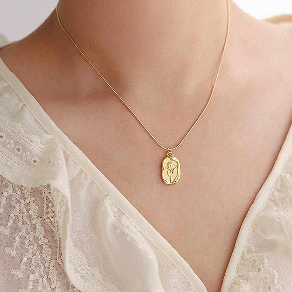 Stainless Steel Necklace Exquisite Simple Engraved Rose New Design Suspension Necklace For Women Zircon Fashion Banquet Gifts