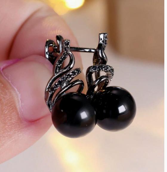 2025 Neue französische Perlen- und Gold-Steckohrringe: Subtiler Luxus und einzigartiger Stil für Frauen… Mehr