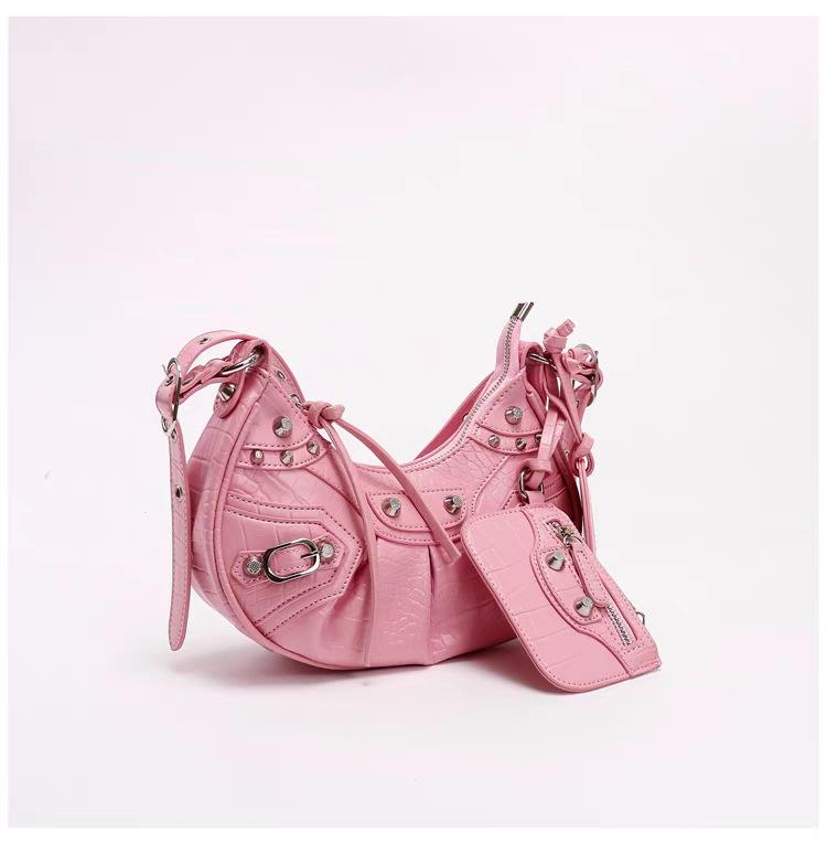 

Новая сумка-подмышка в стиле панк-шик для байкера — многофункциональная плиссированная сумка через плечо с заклепками и кисточками, с кромкой Y2K для ночных клубов и улиц розовый