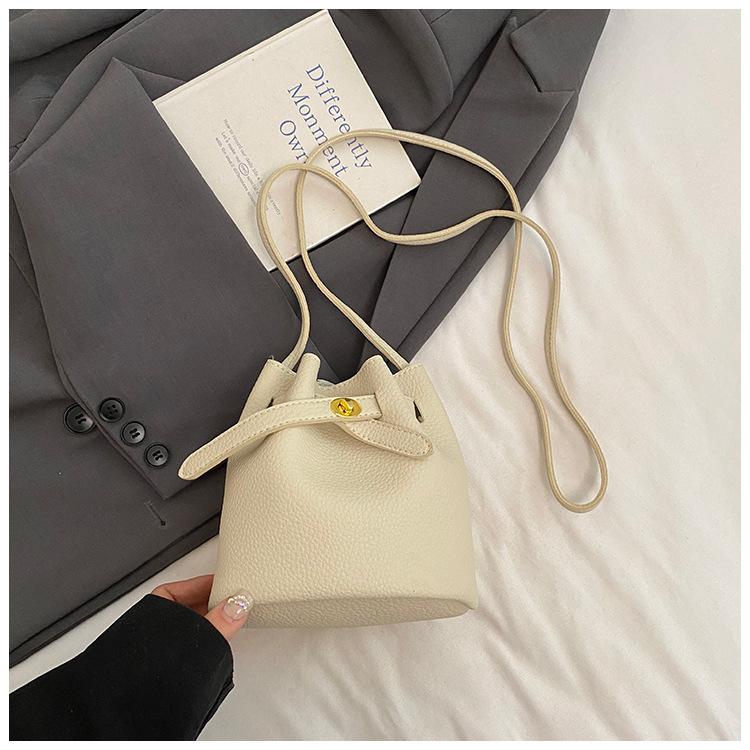 

2025 spring Korean niche design new Internet celebrity bucket bag lock messenger bag casual women s bag белый