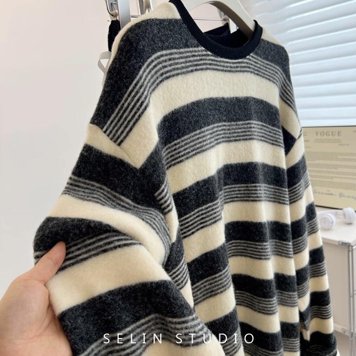 Women's Retro Striped Knit Long-Sleeve T-Shirt - Age-Defying, Loose Fit, Autumn/Winter Base Layer, Casual Style.