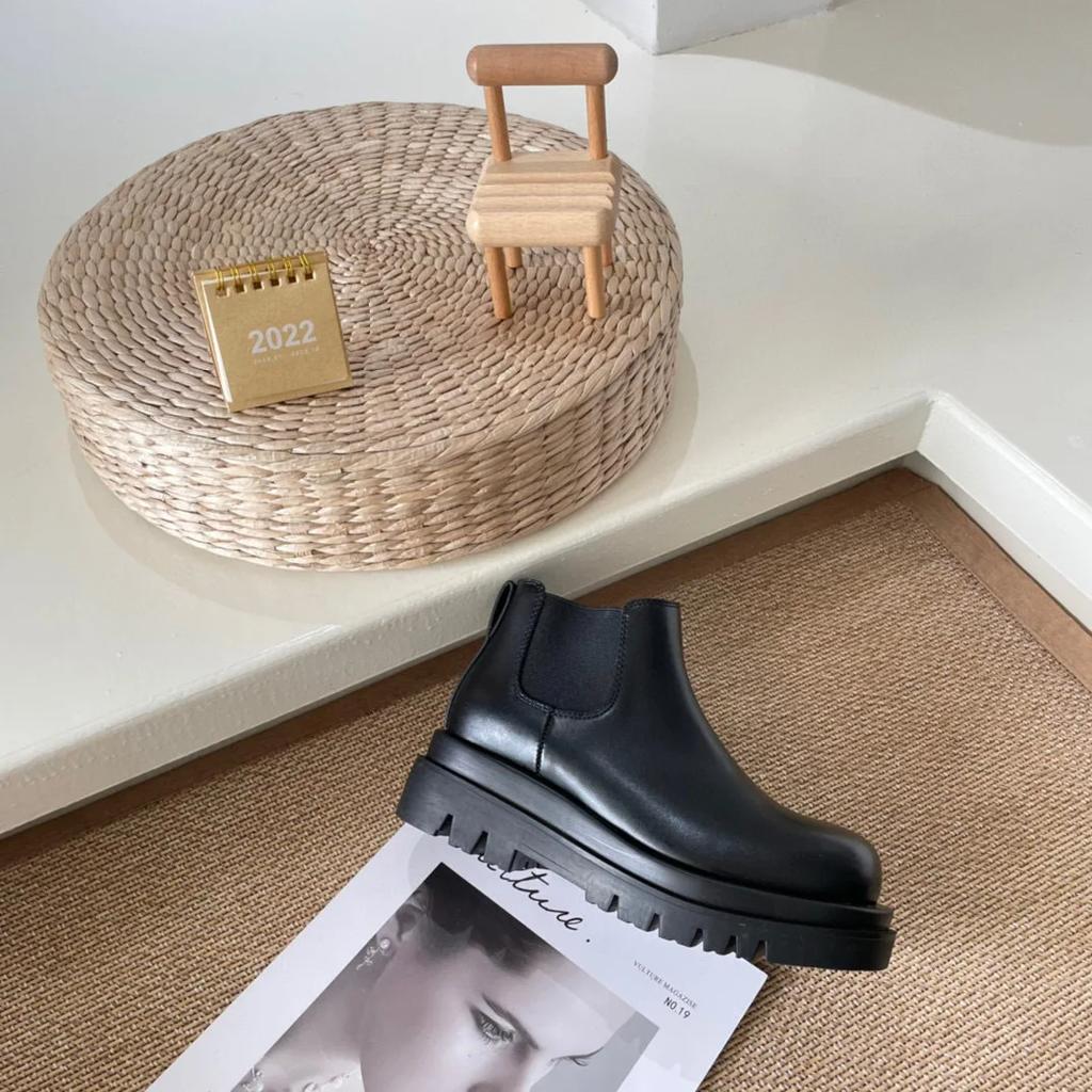 Fashion 2025 New Chelsea Boots Women/man Couple Models Platform Mid Boots Round Toe Slip On Rain Boots Leather Fashion Large Size Shoes