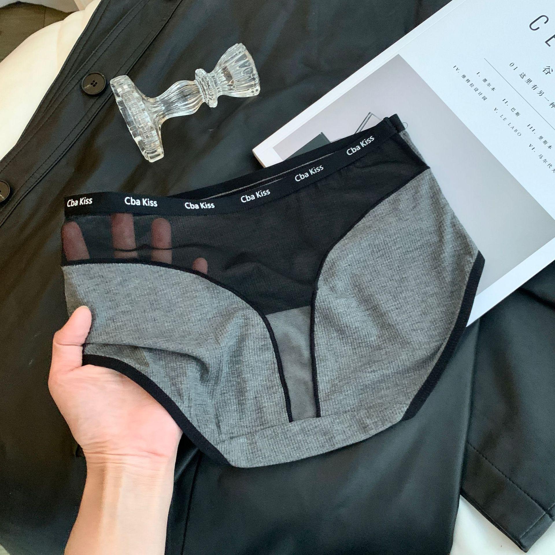 

Жіночі весняно-осінні бавовняні трусики-сліпи з кольоровим контрастом, літерним принтом на поясі, сіткою на животі, подовженою ластовицею та дихаючою трикутною вставкою. XL чорний