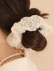 Dana Burton Zartes Spitzen-Blumen-Scrunchie