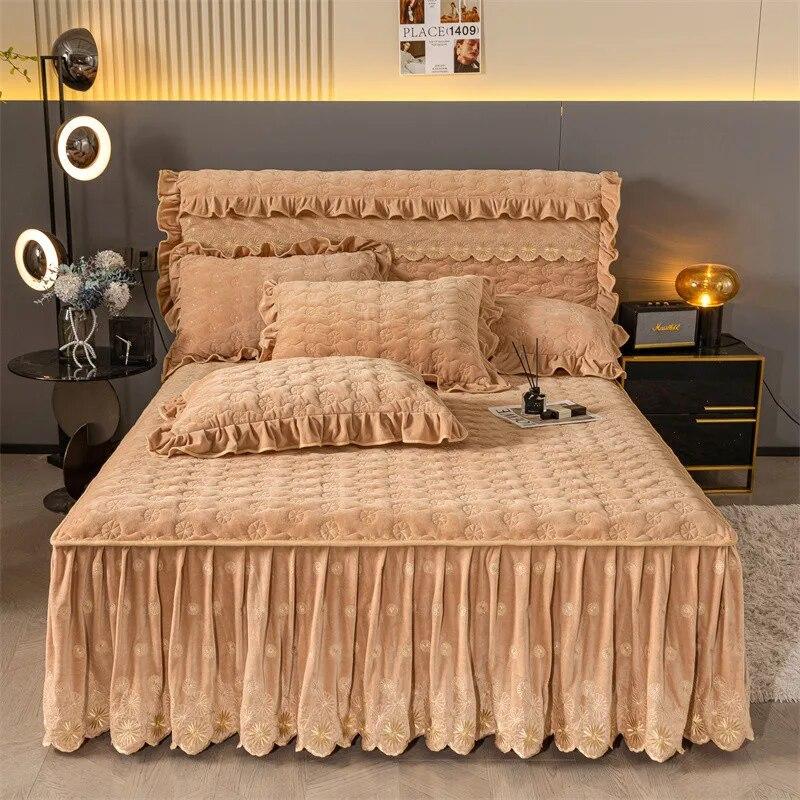 Colcha de veludo bordado Queen Size Capa de cama macia Inverno Grosso King Bed Skirt com 2 fronhas Roupa de cama para casa