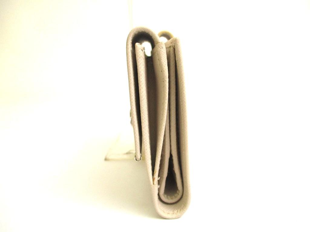 Autentisk Salvatore Ferragamo Gancini lysbeige skinn sølvfarget H/W bifold-lommebok #a701 pusset opp