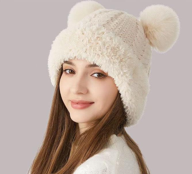 Niedliche Damen Wintermütze mit Bommel aus Wolle, Plüschrand und Ohrenschutz