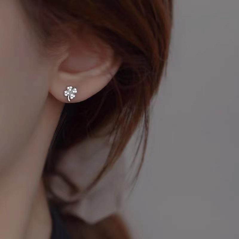 Four-Leaf Clover Diamond Stud Earrings for Women, New Summer Niche Design, Influencer-Approved for Douyin and Kuaishou.