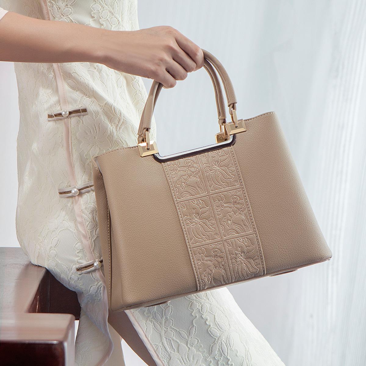 Elegant women s handbag 2024 summer new embroidered Chinese style middle-aged women s bag, mom style, fashionable large-capacity tote bag хаки