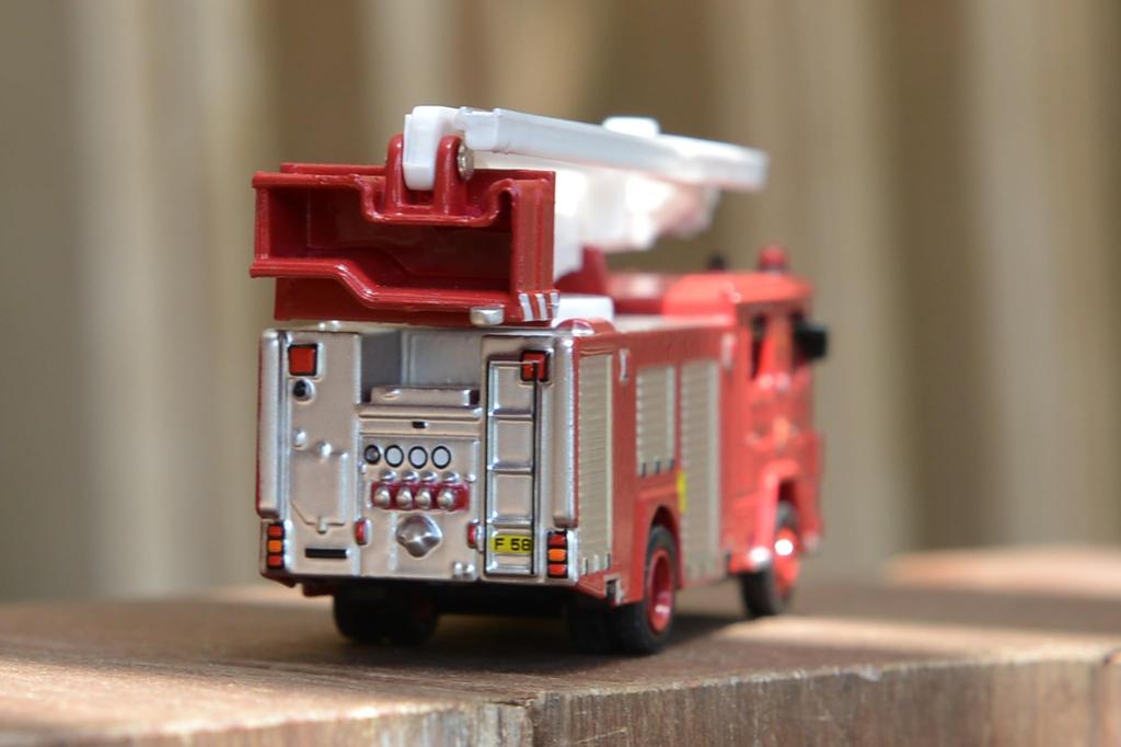 Tiny City Hasičský hydraulický plošinový hasičský vůz Odlévaný model auta 1/100 č.05 (F58)