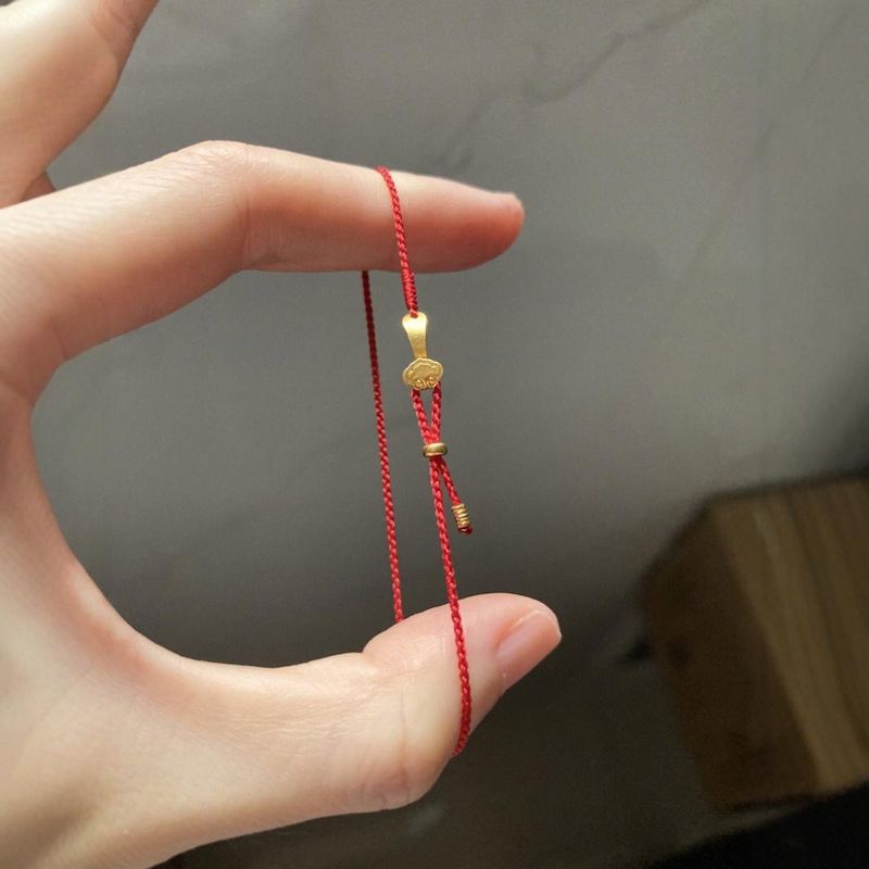 

Ультратонкое плетение золота и маленькая подвеска Жуи Изысканный браслет из красной веревки ручной работы Маленький браслет-нить Подарок для лучшей подруги Модный Golden Ruyi Hand Rope