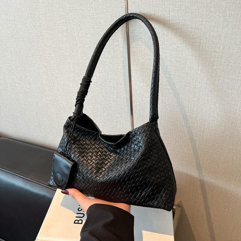 

2025 French niche temperament high-end hand bag fashionable versatile woven bag single shoulder underarm baguette bag