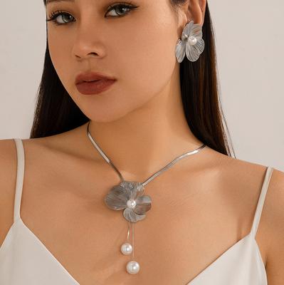 Metal Texture Ginkgo Biloba Flower Necklace Sweet Cool Three-dimensional Imitation Pearl Fringed Necklace Earrings