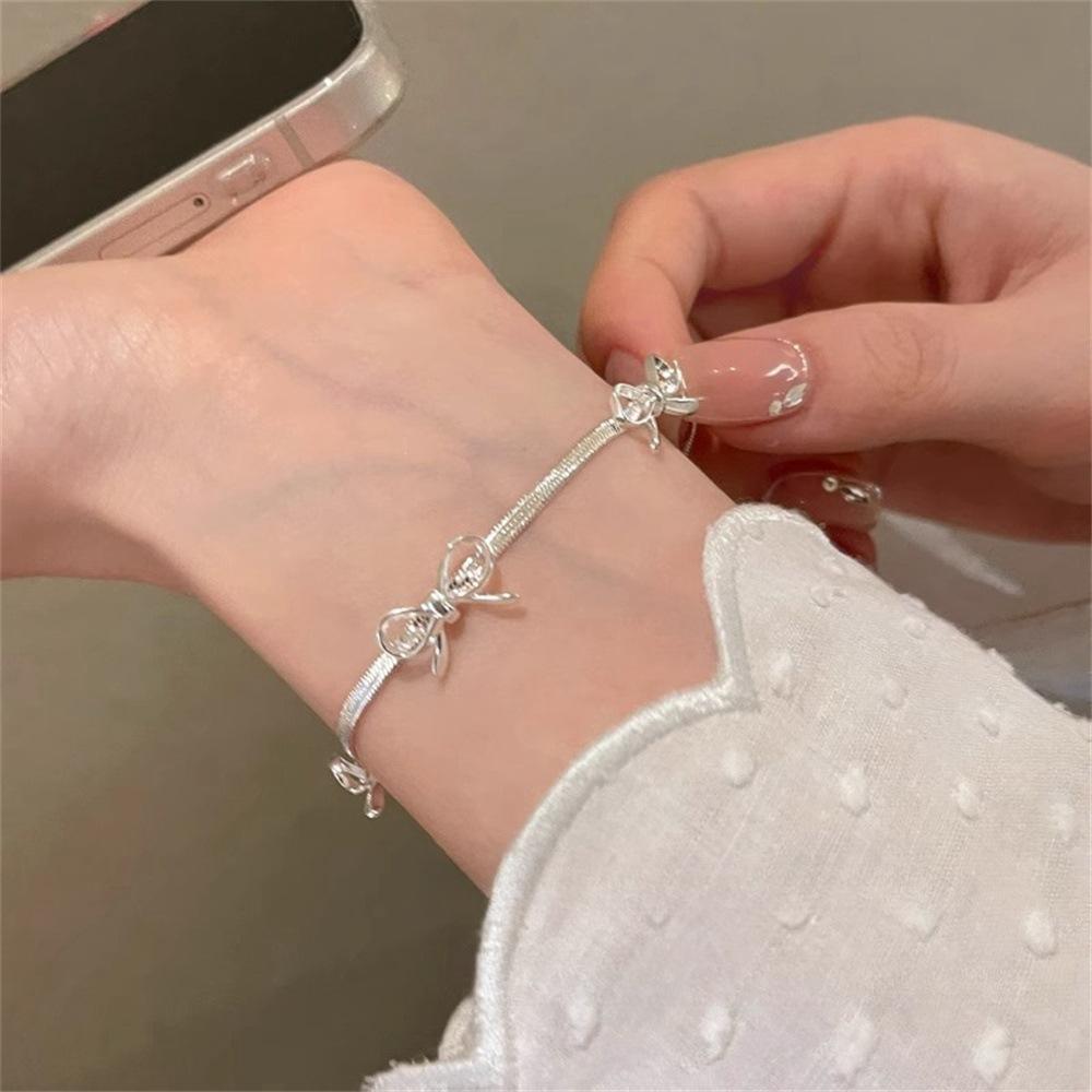 Korean minimalist bow snake bone chain bracelet light luxury niche exquisite high-end cold style jewelry new tide