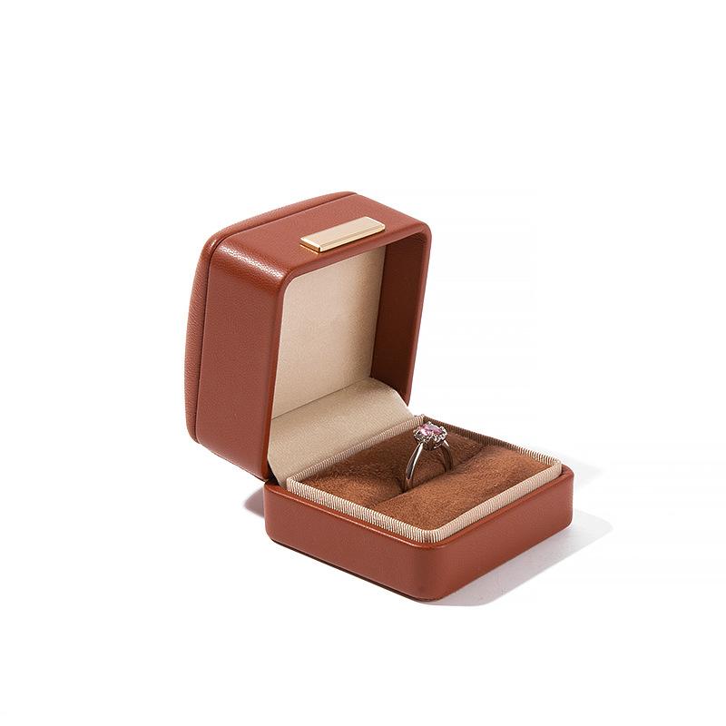 Högkvalitativ PU-läder Rundade Hörn Gyllene Spänne Smyckeskrin Ring Hänge Halsband Armband Förpackning Display Förvaringslåda