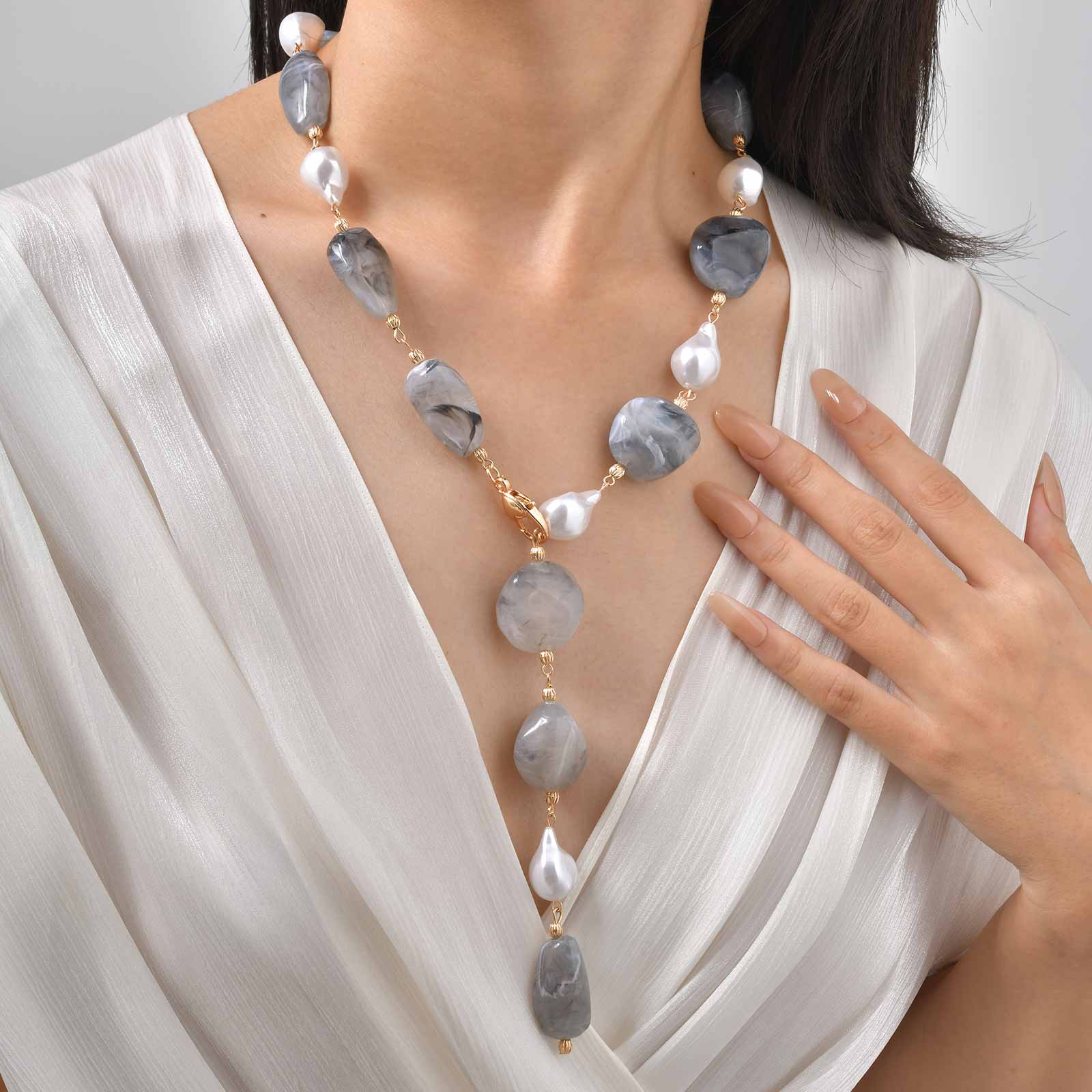 

Exaggerated Elegant Y-Shaped Necklace for Women,Irregular Two-Tone Beads Acrylic Necklaces Collarbone Chain Retro Jewelry Gift