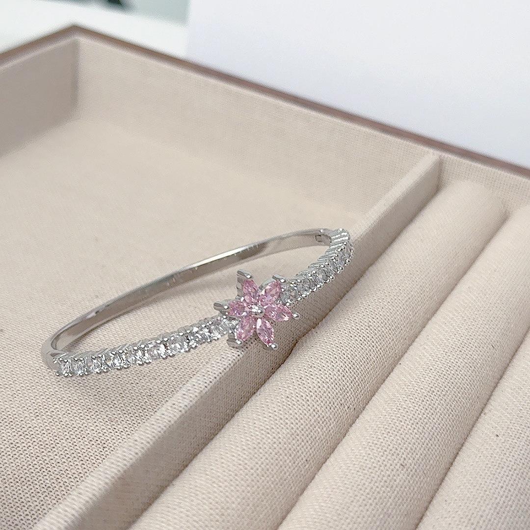 Изысканный Модный Браслет-Бабочка Открывающийся со Стразами, Ощущение Высокого Качества, Элегантная Индивидуальность, Легкая Роскошь, Нишевый Цветочный Браслет