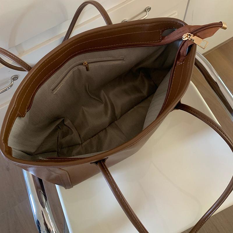 2026 Women New Korean Style Versatile Tote Bag Fashion Shoulder Commute Bag Female Classic Retro Large Capacity Casual Handbag