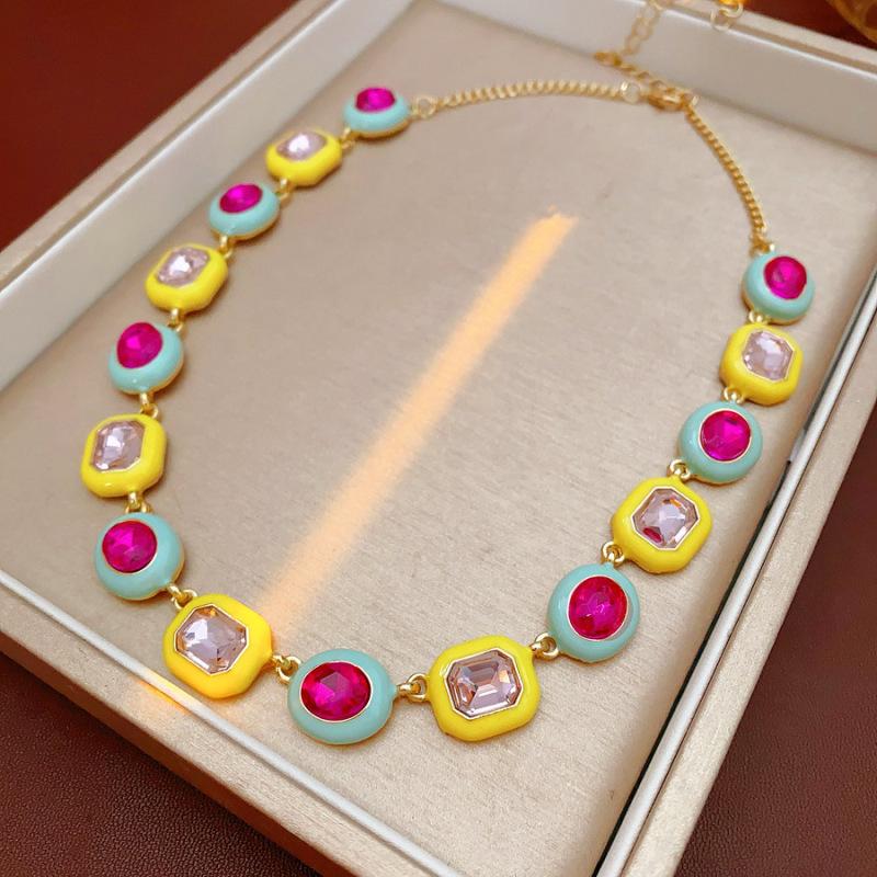 Bracelet rond fleuri européen et américain serti de diamants, boucles d'oreilles, collier, collier et ensemble de bijoux rétro pour femmes.