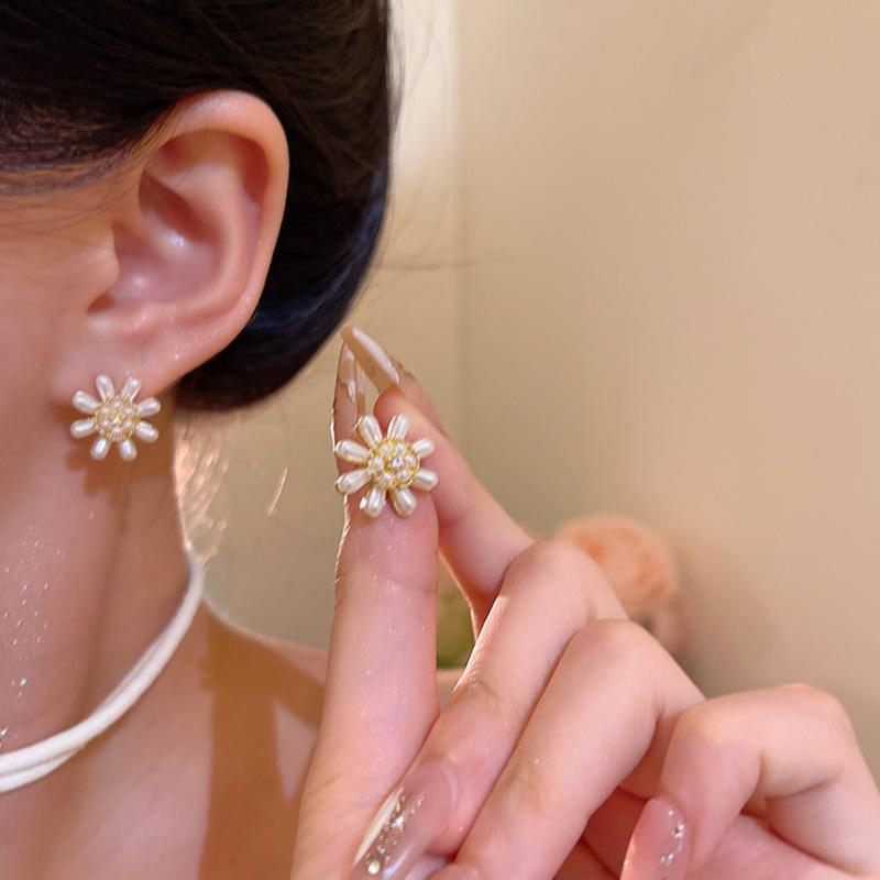 Korean temperament pearl sun flower stud earrings women's ins style retro fashion new earrings simple and versatile earrings