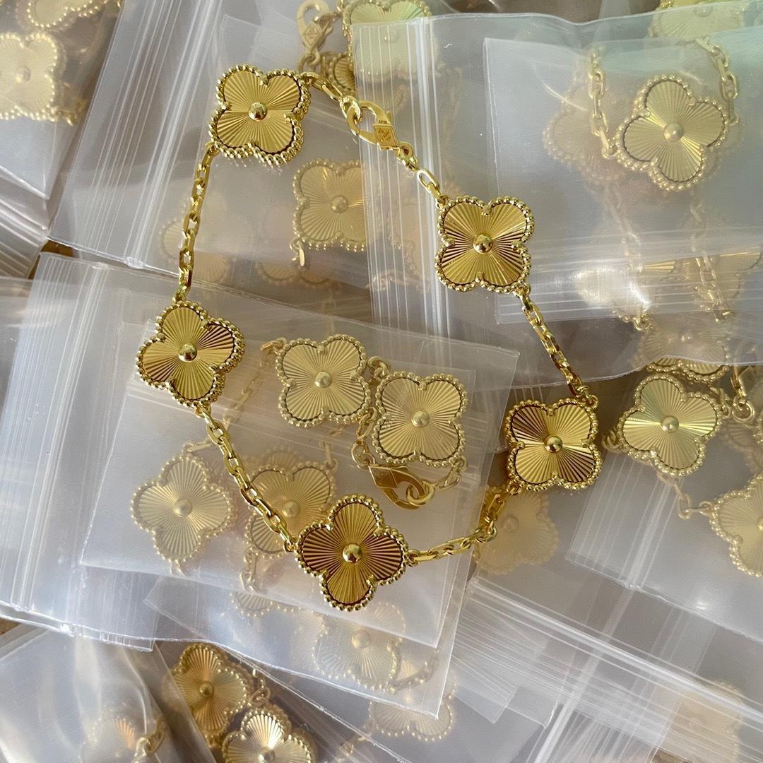 

Браслет высокой версии с четырьмя лепестками клевера и пятью цветами из 18-каратного золота, инкрустированный бриллиантами, белым перламутром и черным агатом