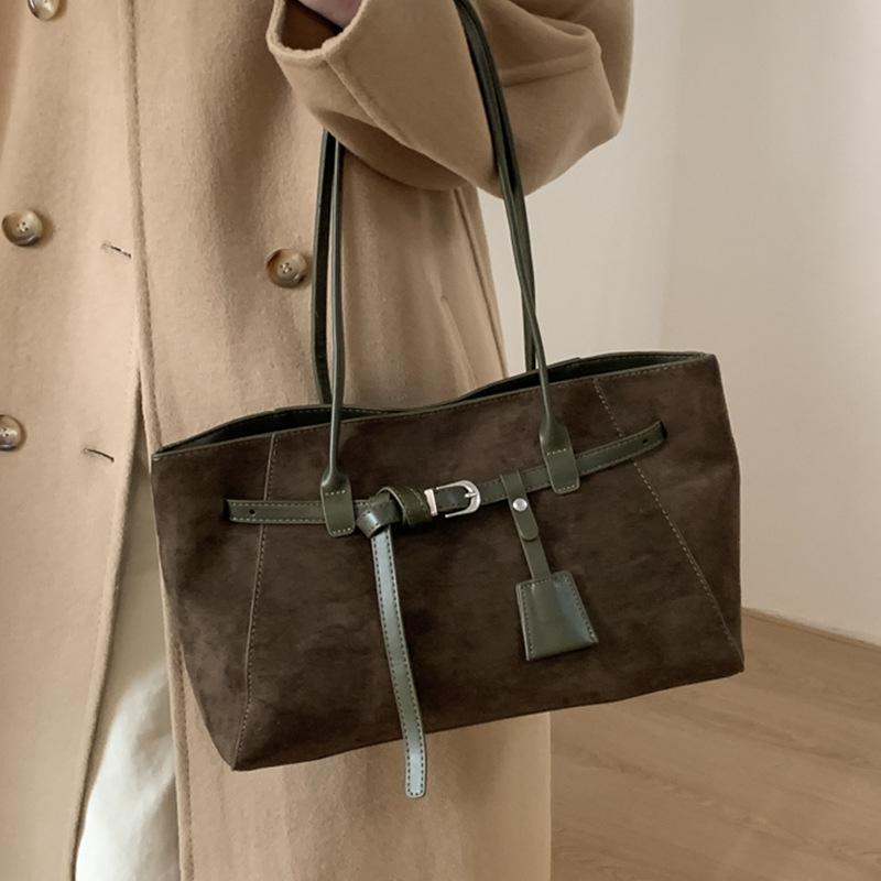 Korean version of niche bag women's 2025 winter new retro shoulder armpit bag large capacity commuter tote bag