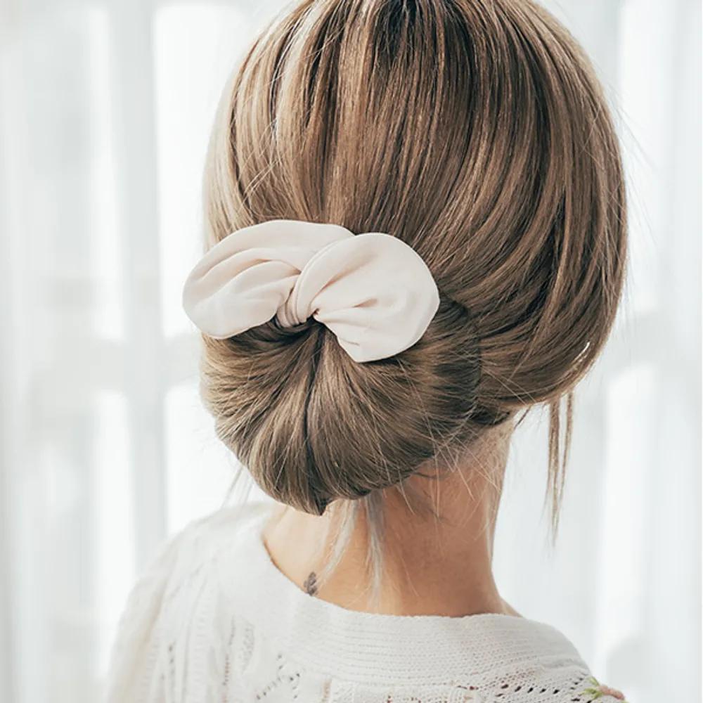 Soft Round Handmade Updo Bun Band (21H326) Beige-Model