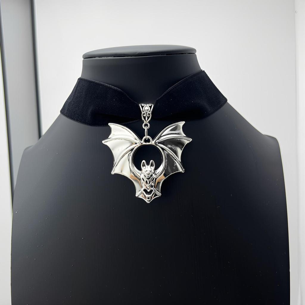 Gothic Punk Velvet Bat Choker: Retro Y2K Halloween Necklace
