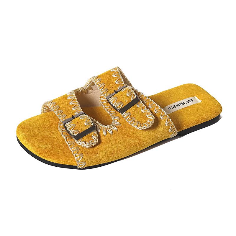 Cool slippers women's new belt buckle wear yellow 2025 outer wear flat-bottomed fashion summer outer beach one-word slippers
