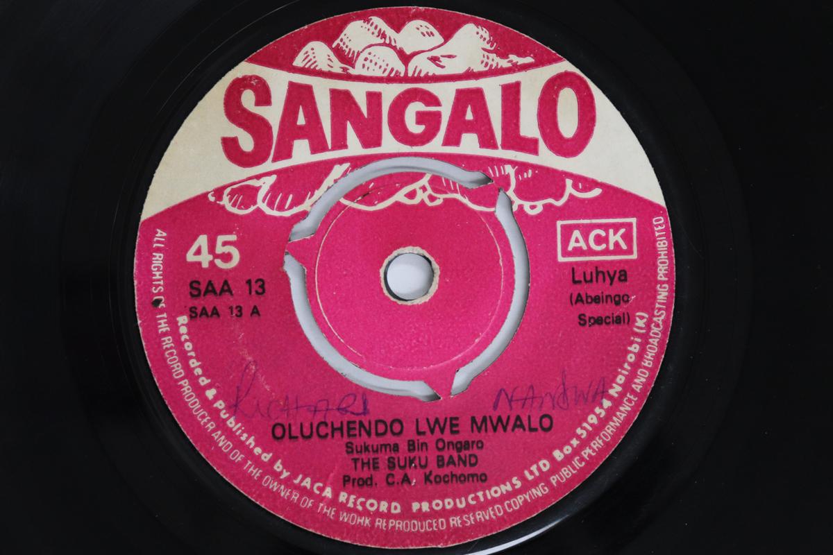 

7-дюймовая пластинка SUKUMA BIN ONGARO, SUKU BAND - Oluchendo Lwe Mwalo / Ongaro Mbula SAA13 SANGALO Кения Мировая музыка Б/У