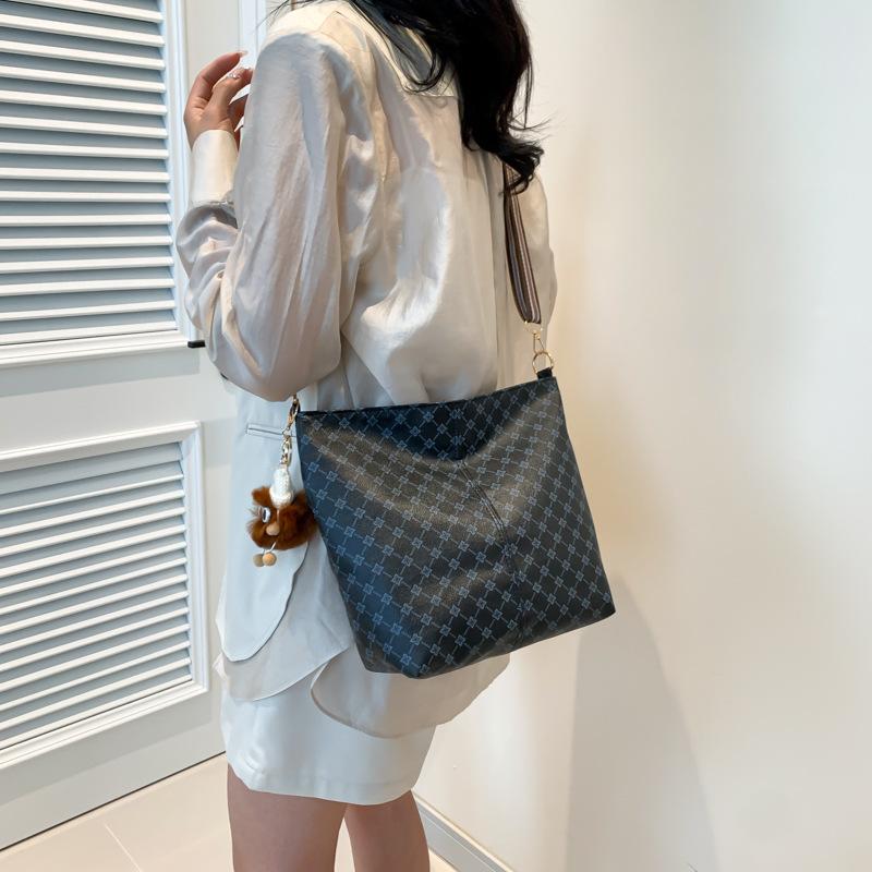 Retro and Beautiful Shoulder Bag Large Capacity Summer New Fashionable Casual Simple Fashionable Hand Bucket Bag