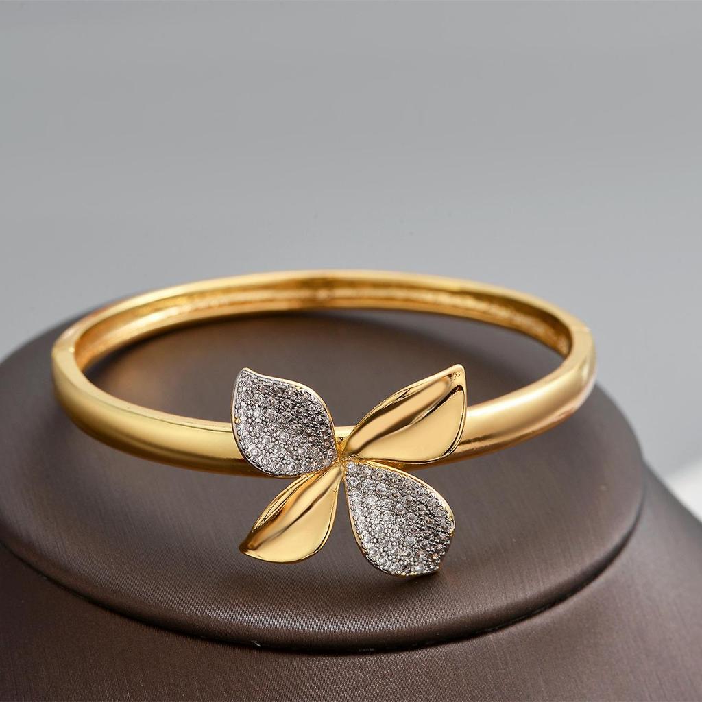 Light Luxury Zirconia Flower Necklace - European and American High-End Niche Jewelry