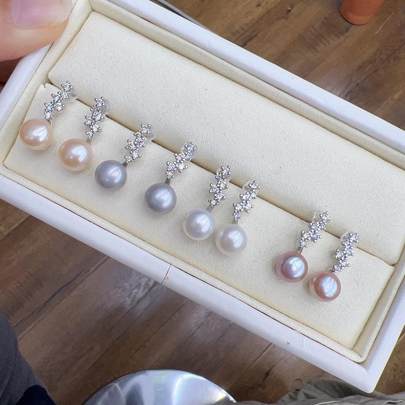 Elegant Freshwater Pearl Stud Earrings - Simple, Versatile, and Fashionable for Daily Wear.