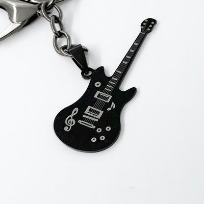 Coole Stilvolle Gitarrenform Musiknotenmuster Edelstahl Halskette für Männer Festivalgeschenk