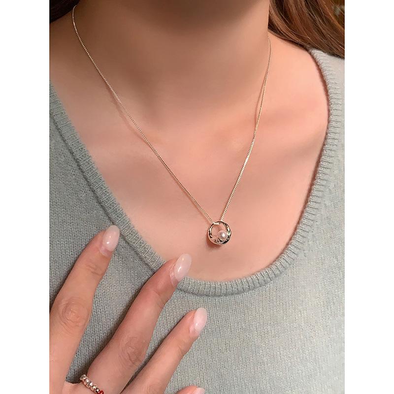 Hollow pearl pendant necklace simple temperament collarbone chain versatile high-end fashion jewelry