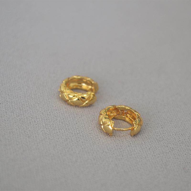 Smal Version av Mässing Guldpläterad Franskt Vadderat Mönster Kall Stil Enkel Modern Mode Temperament Örhänge Örhängen Örhängen Kvinnor