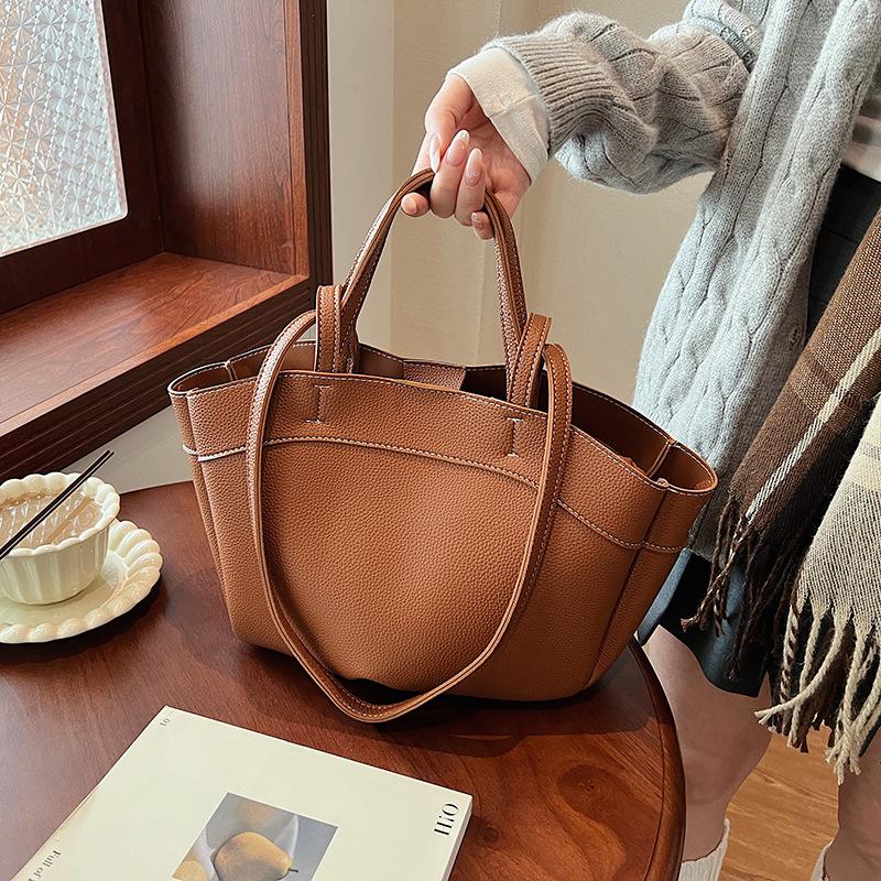 

Commuter large-capacity handbag women s bag 2025 new high-end vegetable basket bag simple and versatile shoulder bag коричневий