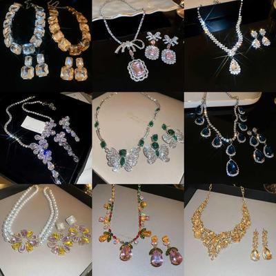 Ensemble de bijoux floraux rétro en strass: Boucles d'Oreilles Puces Élégantes & Collier Clavicule de Luxe