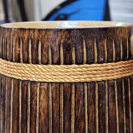 Handgefertigter Bierkrug aus Holz mit schönem Seil-Design, 17,78 cm Höhe