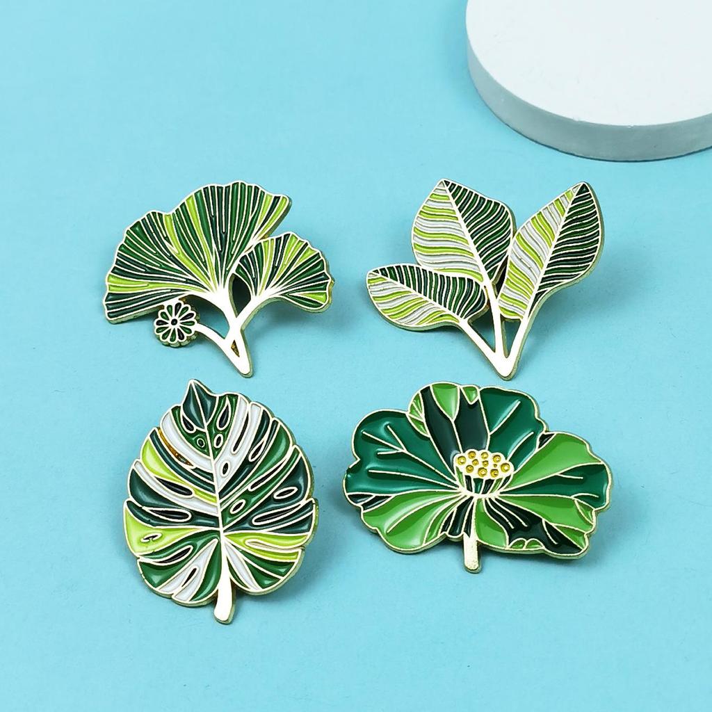Chic Green Leaf Brooch: Stylish Lotus and Bamboo Leaf Badge for Clothing and Backpack Accessories.