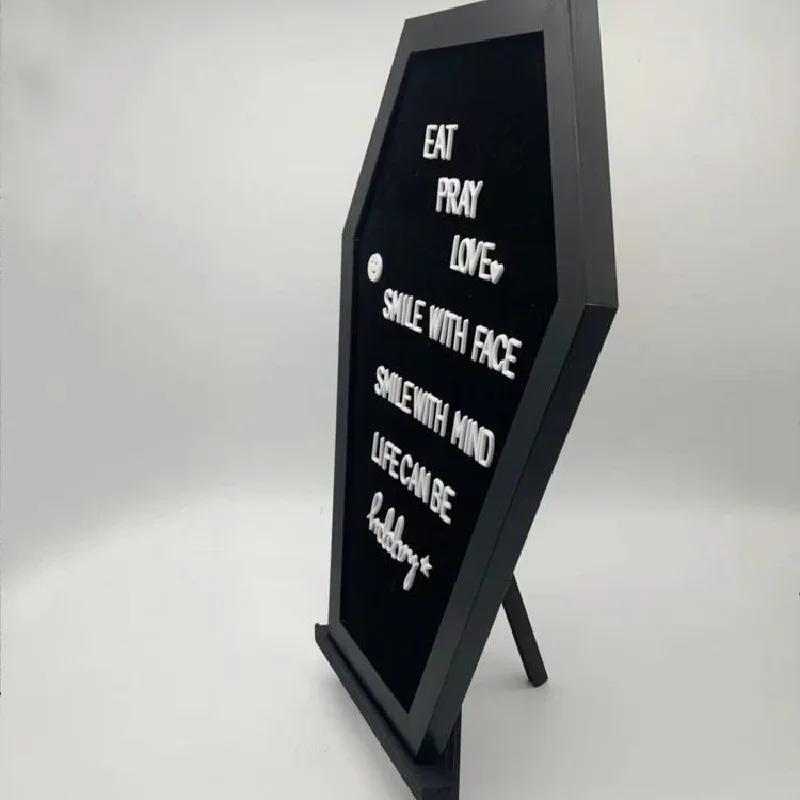 Ein hochwertiges Gothic Halloween Dekorations-Set - Schwarzes Sarg-Buchstabenbrett mit gruseligem Design und Holzständer für gruselige Geschenke