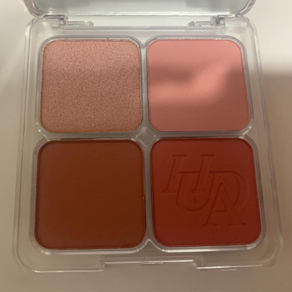 Huda Beauty Czterokolorowa Paleta Różów i Rozświetlaczy