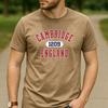 Cambridge Inghilterra Fondata 1209 Grafica Lettera Varsity T-shirt Unisex Girocollo Manica Corta Viaggio Fan Regalo Vacanze Maglietta
