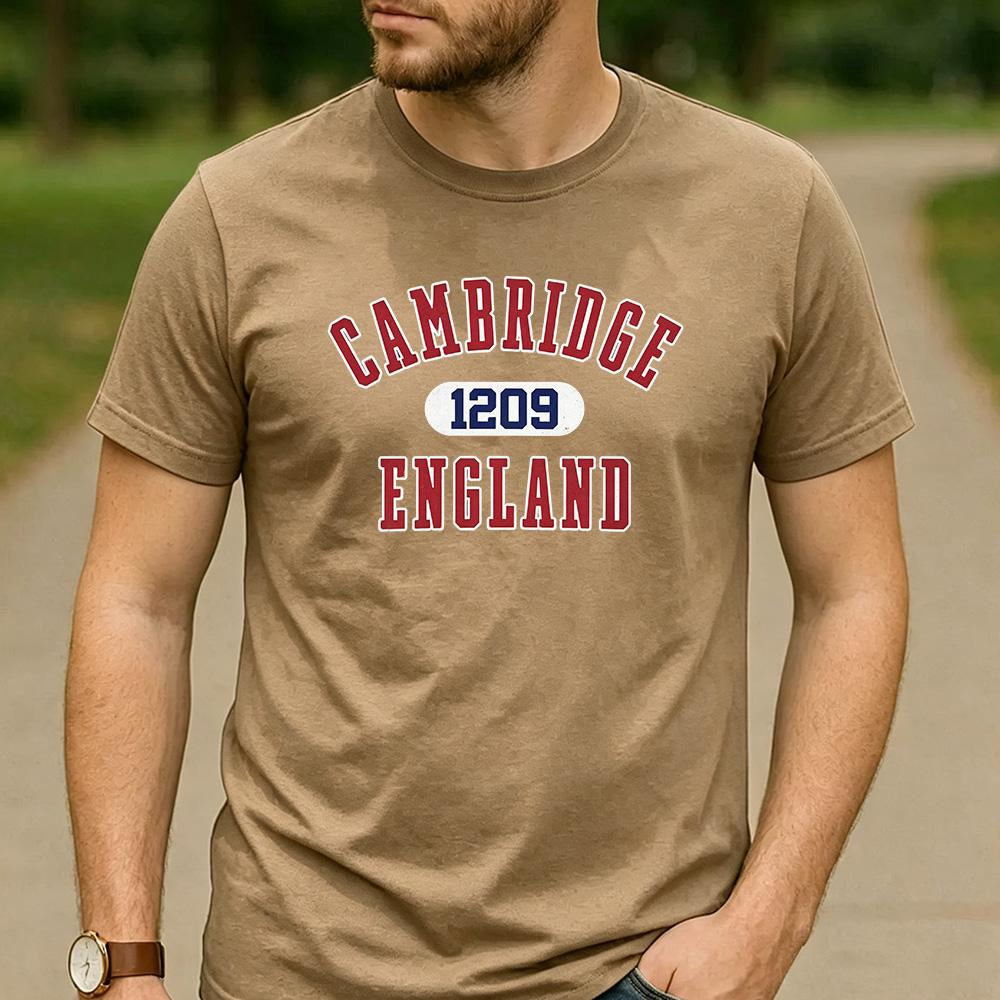 Cambridge Inghilterra Fondata 1209 Grafica Lettera Varsity T-shirt Unisex Girocollo Manica Corta Viaggio Fan Regalo Vacanze Maglietta