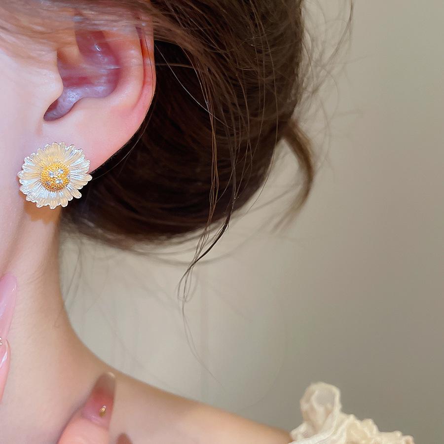 18k Gold Plated Zircon Flower Stud Earrings - Vacation Style, Personalized High-End Jewelry