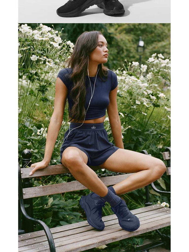 Alo Pantalones Cortos de Yoga Ajustados: Ropa deportiva holgada que favorece la figura para primavera y verano